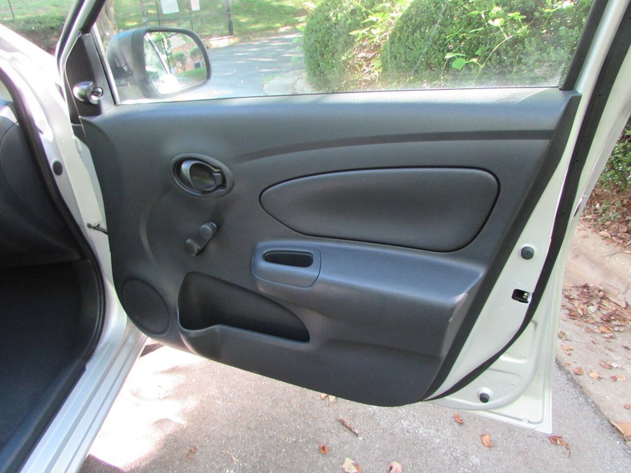 Used 2015 Nissan Versa S FWD image 27