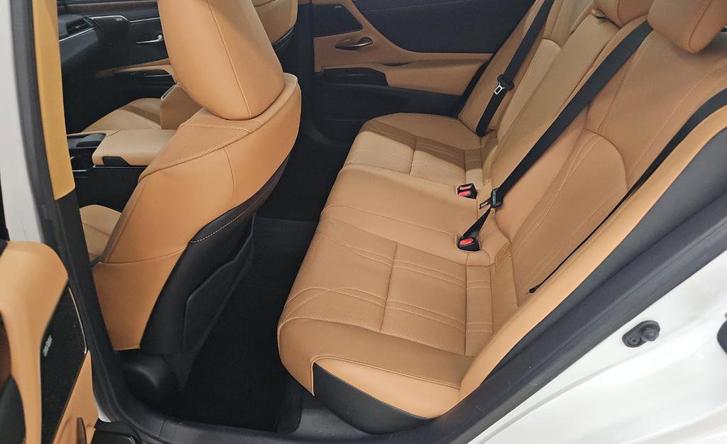 Used 2022 Lexus ES 350 Ultra Luxury w/ Accessory Package 2 image 13