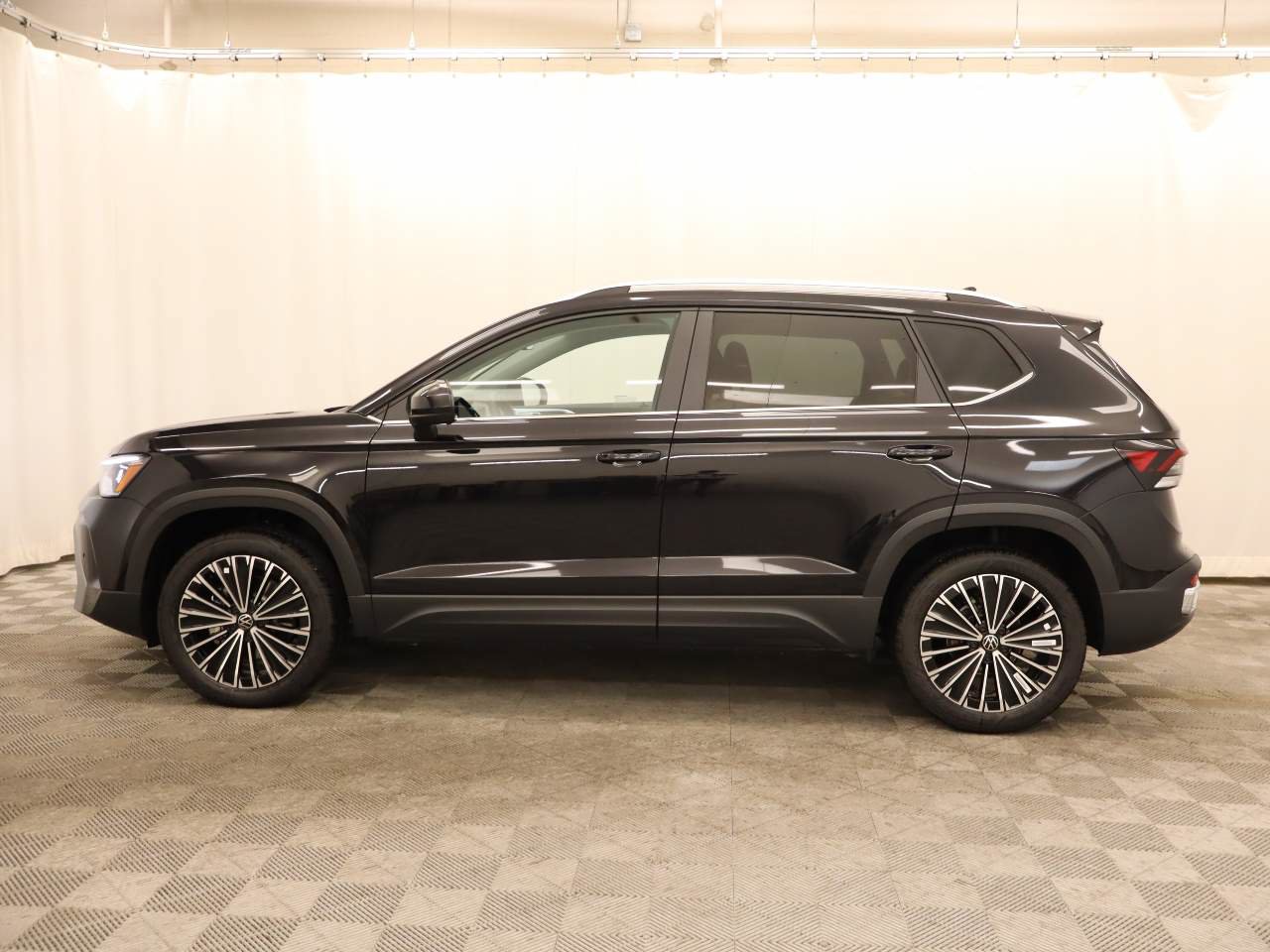 New 2026 Volkswagen Taos SE FWD image 2