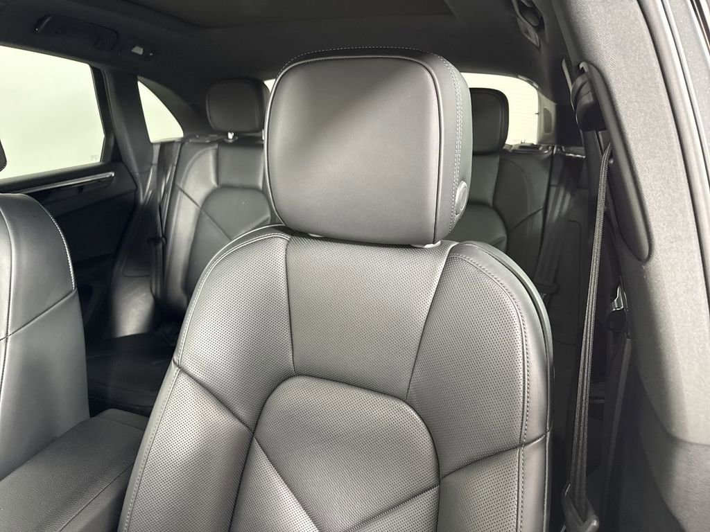 Certified 2025 Porsche Macan image 41