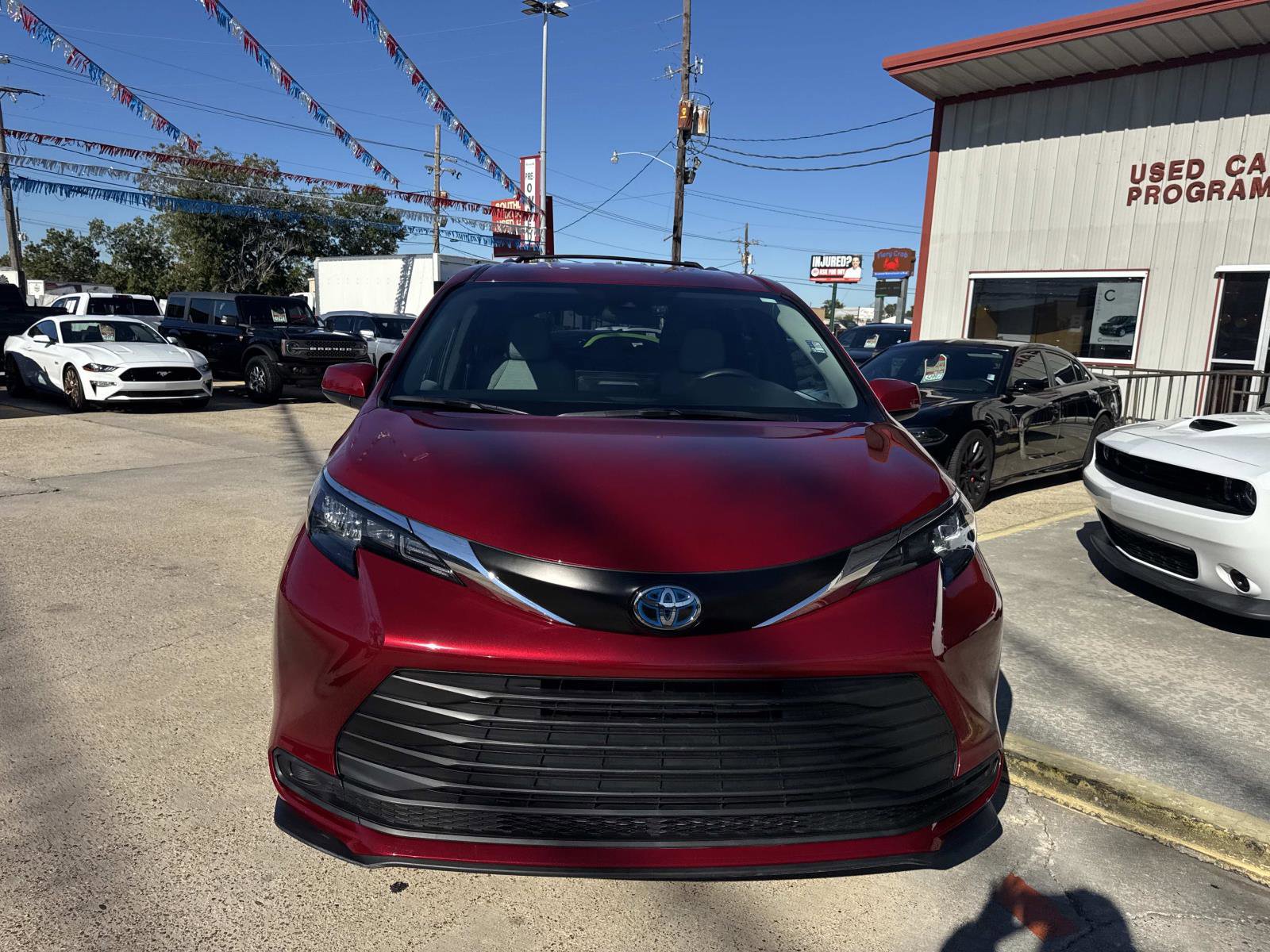 Used 2025 Toyota Sienna LE image 2