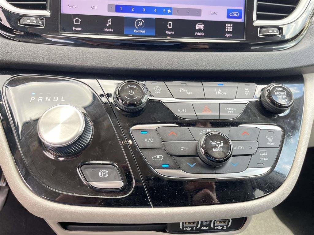 Used 2024 Chrysler Pacifica Touring-L image 19