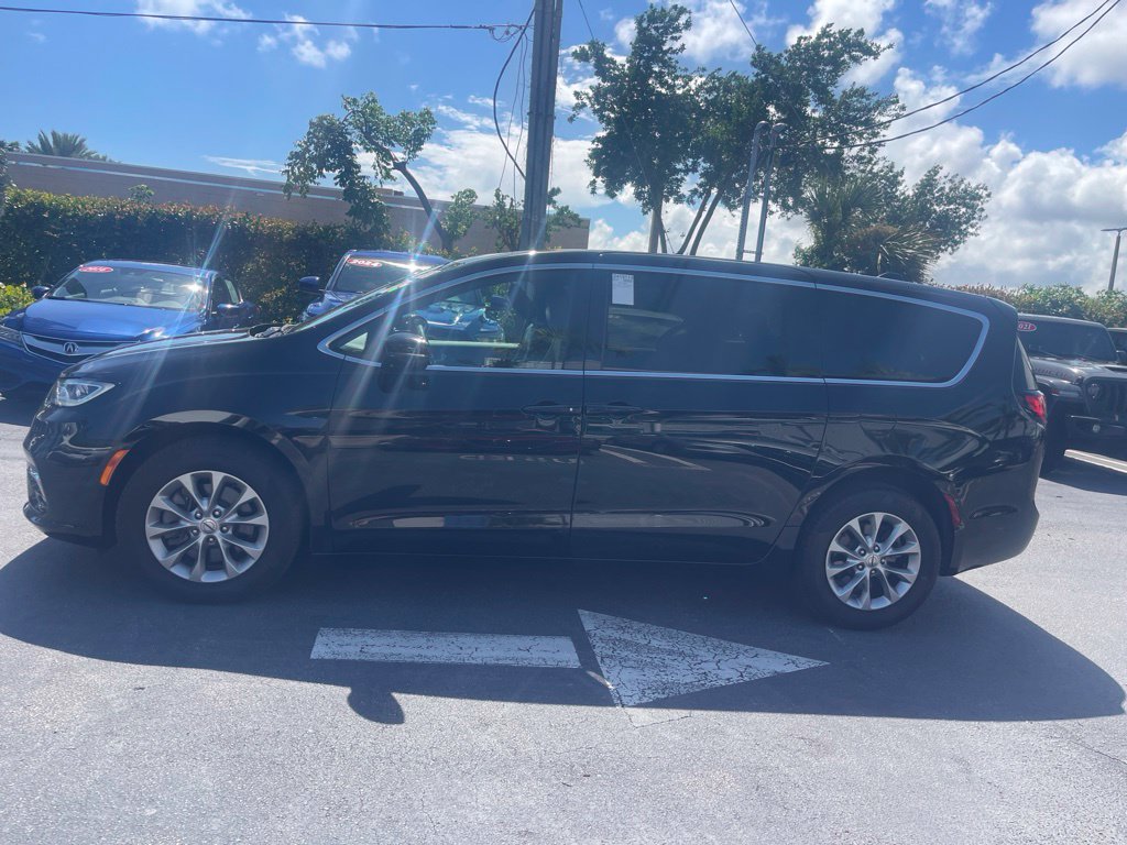 Used 2025 Chrysler Pacifica Select AWD/4WD image 3