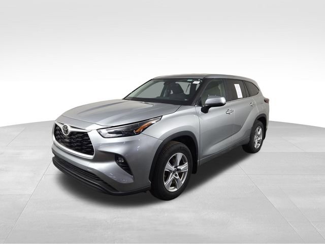Used 2025 Toyota Highlander LE AWD/4WD image 2
