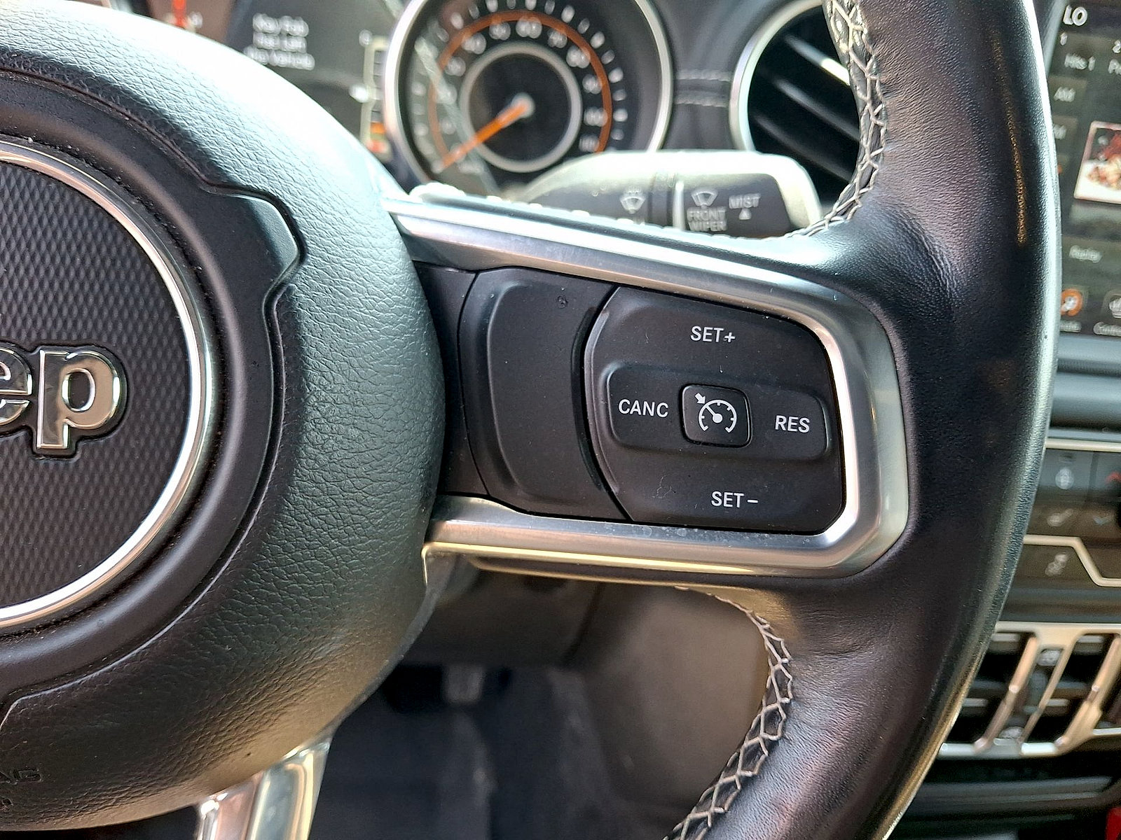 Used 2020 Jeep Gladiator Overland AWD/4WD image 18