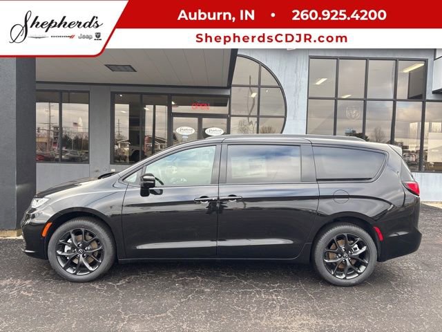 New 2026 Chrysler Pacifica Limited w/ S Appearance Package