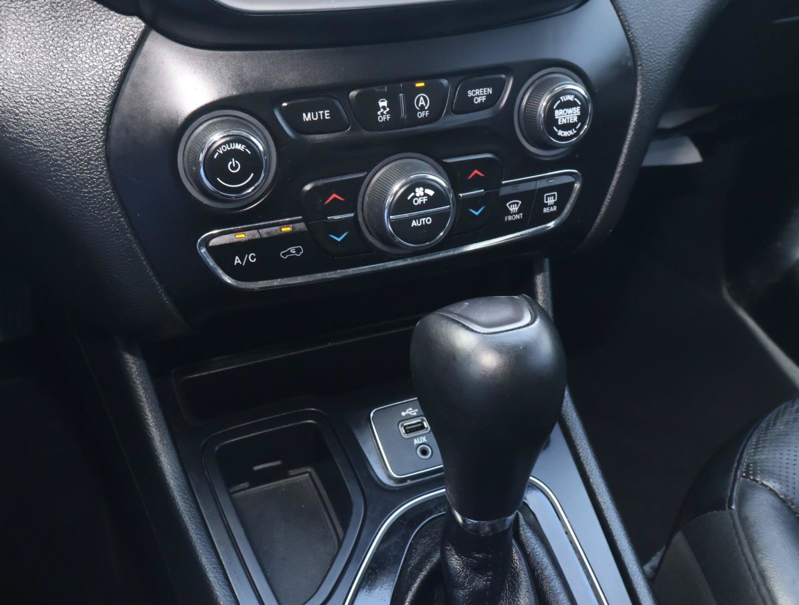 Used 2019 Jeep Cherokee Limited w/ Technology Group FWD image 24