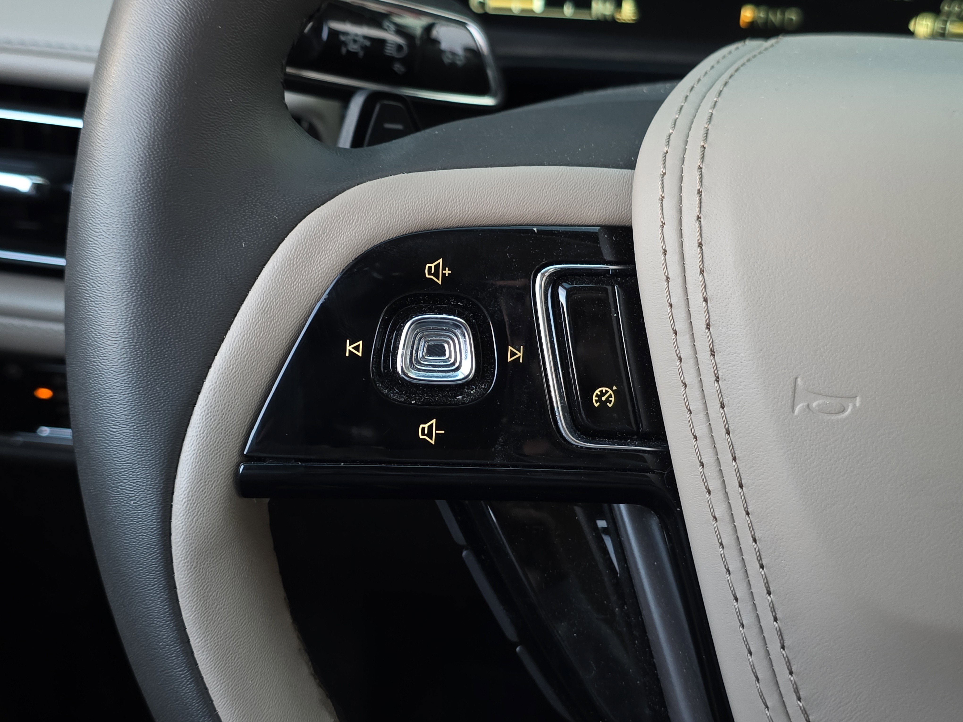 Used 2023 Lincoln Aviator 2WD w/ Elements Package image 20