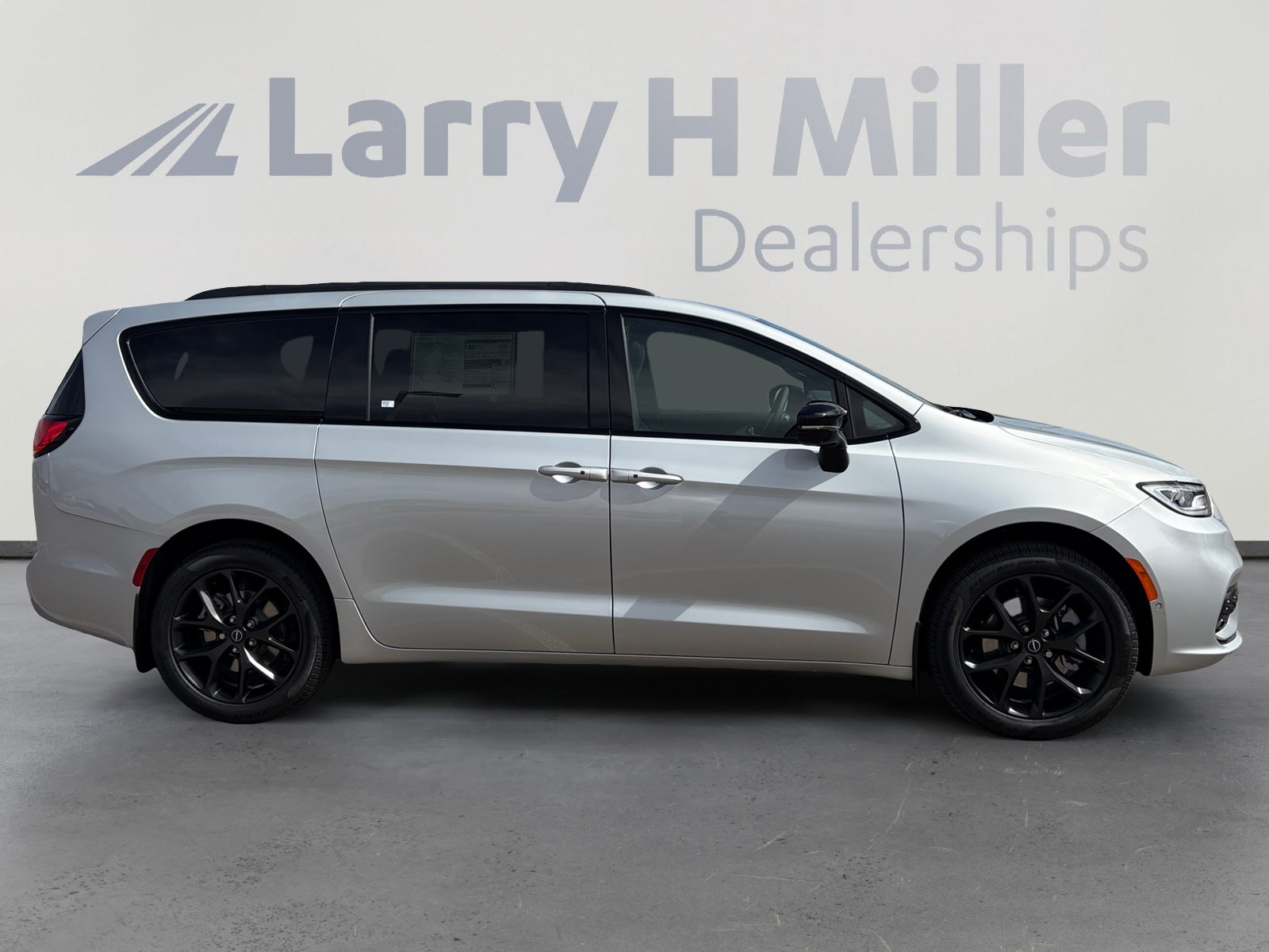 New 2026 Chrysler Pacifica Limited w/ S Appearance Package AWD/4WD image 7