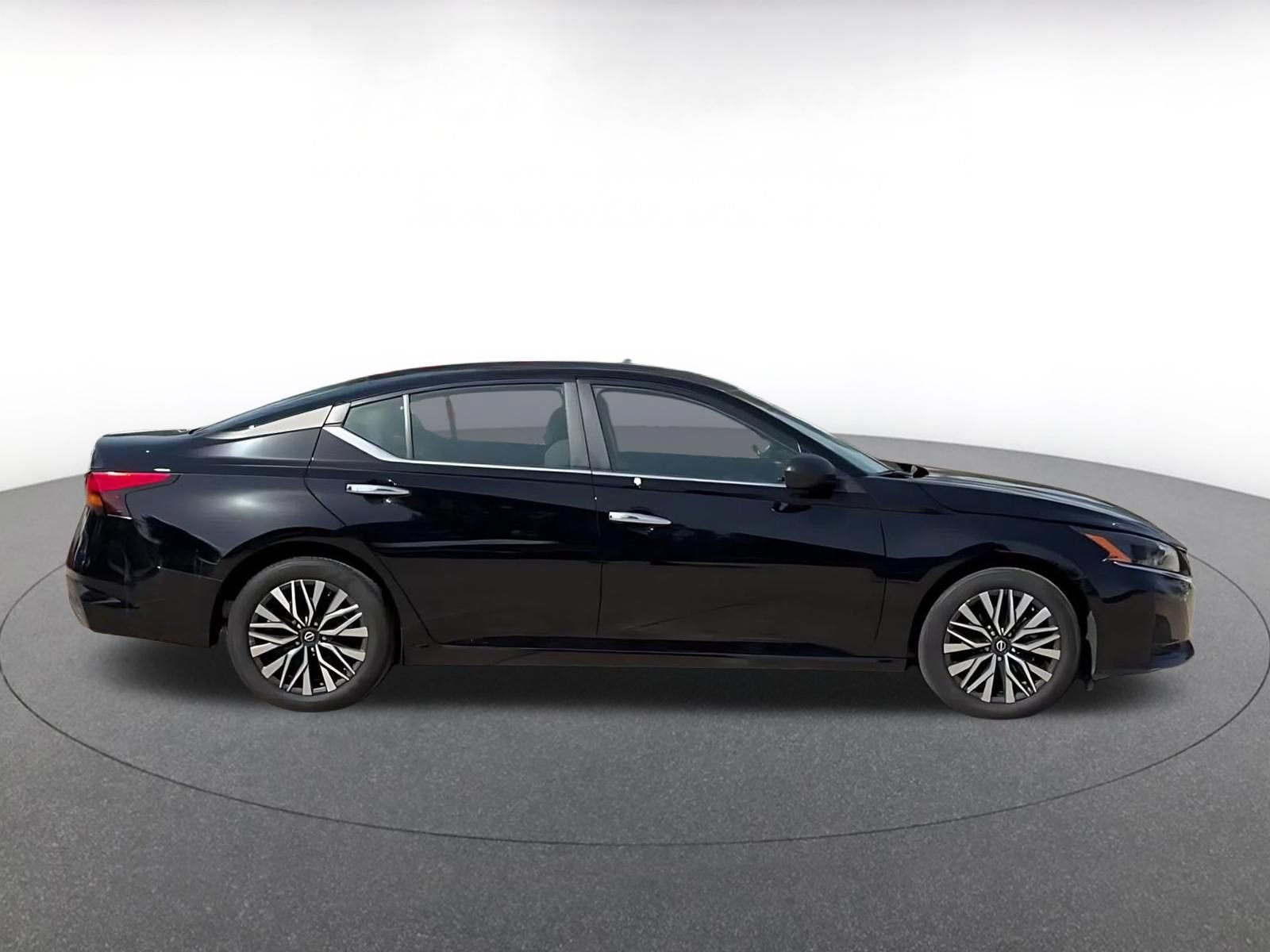 Used 2025 Nissan Altima 2.5 SV FWD image 13