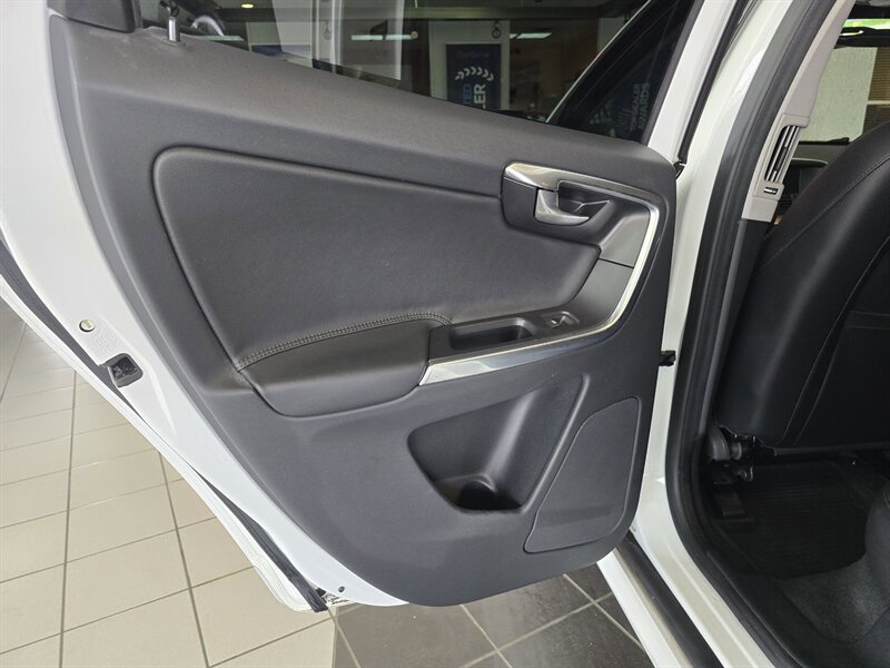 Used 2015 Volvo XC60 T5 Premier w/ Proximity Package image 10