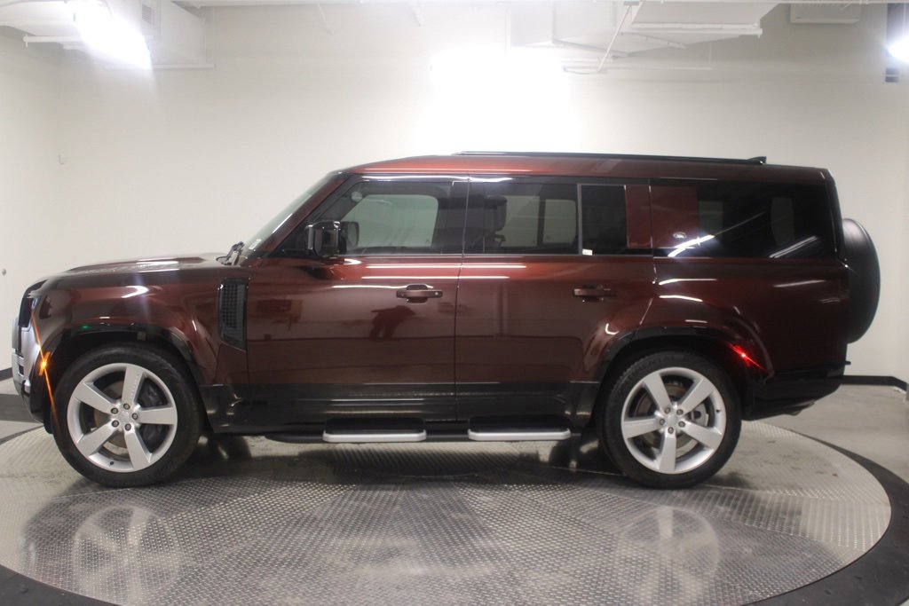 Used 2023 Land Rover Defender 130 SE image 2