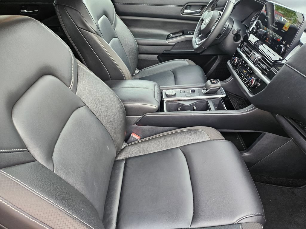 Used 2025 Nissan Pathfinder SL AWD/4WD image 19
