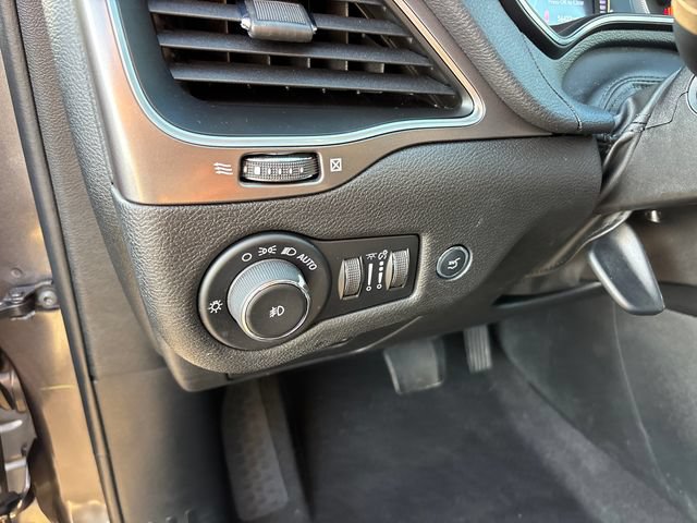 Used 2020 Jeep Cherokee Latitude Lux w/ Comfort/Convenience Group AWD/4WD image 15