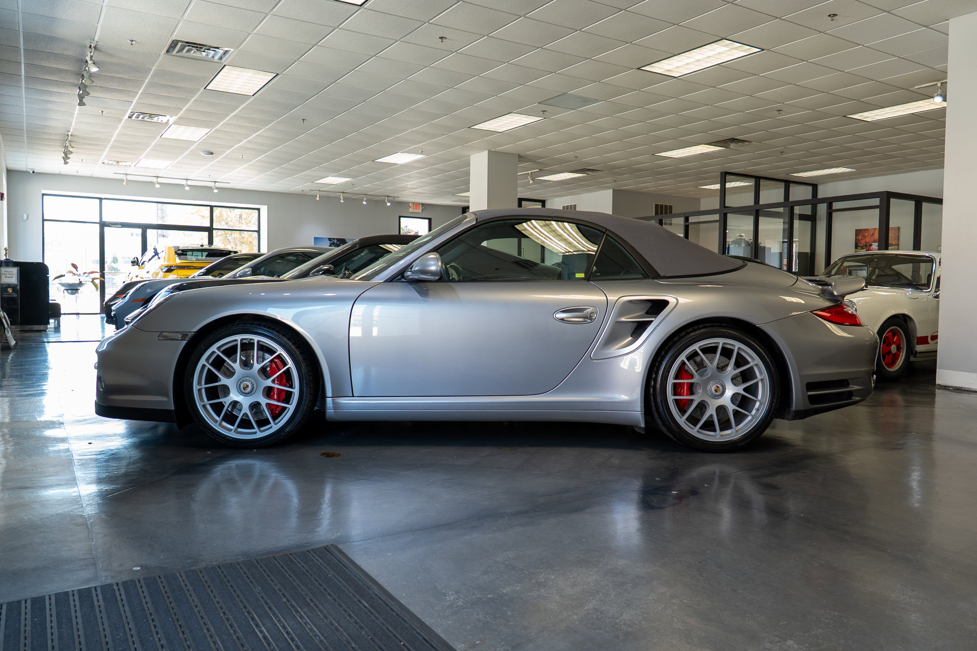 Used 2010 Porsche 911 Turbo image 2