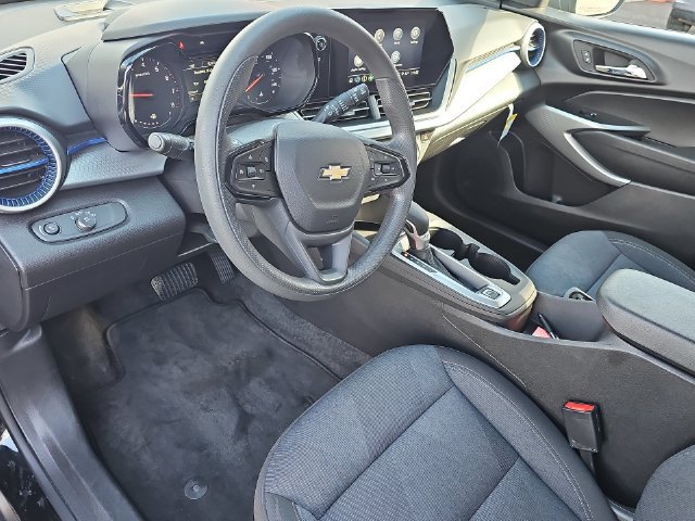 Used 2025 Chevrolet Trax LS w/ LS Convenience Package FWD image 18