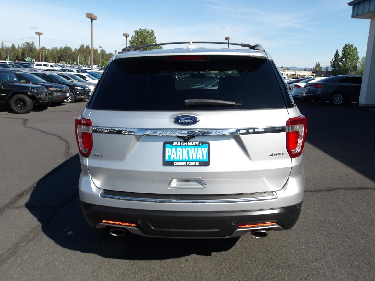 Used 2018 Ford Explorer XLT w/ Equipment Group 202A AWD/4WD image 4
