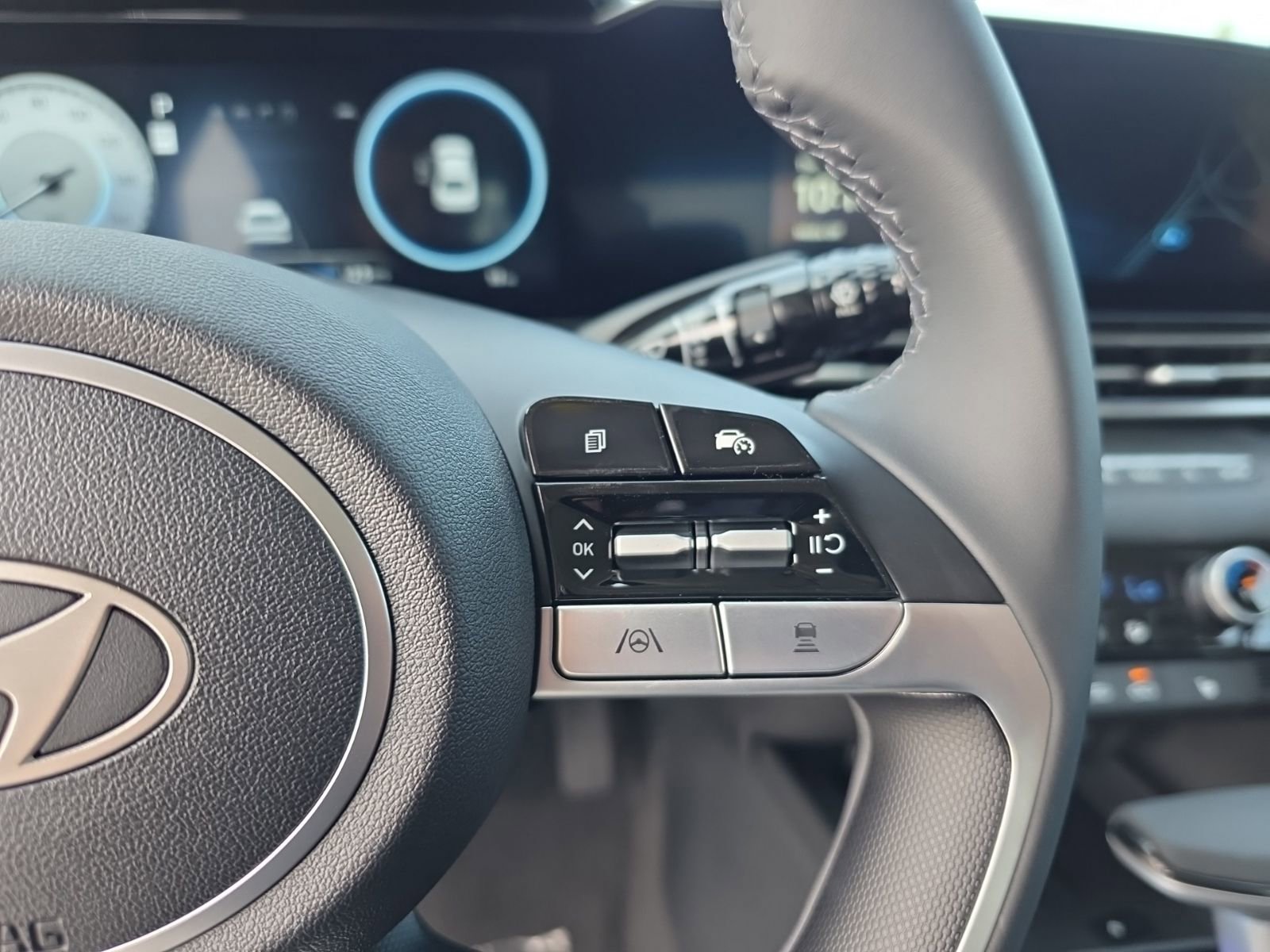 New 2025 Hyundai Elantra Limited image 16