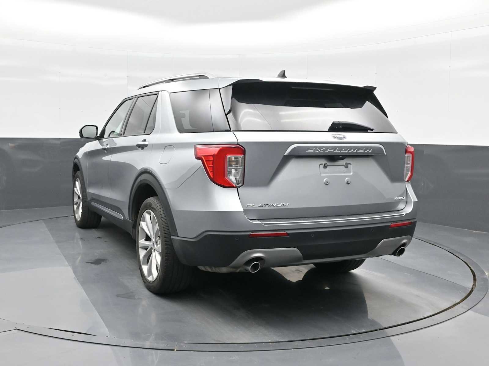 Used 2022 Ford Explorer Platinum w/ Technology Package image 3