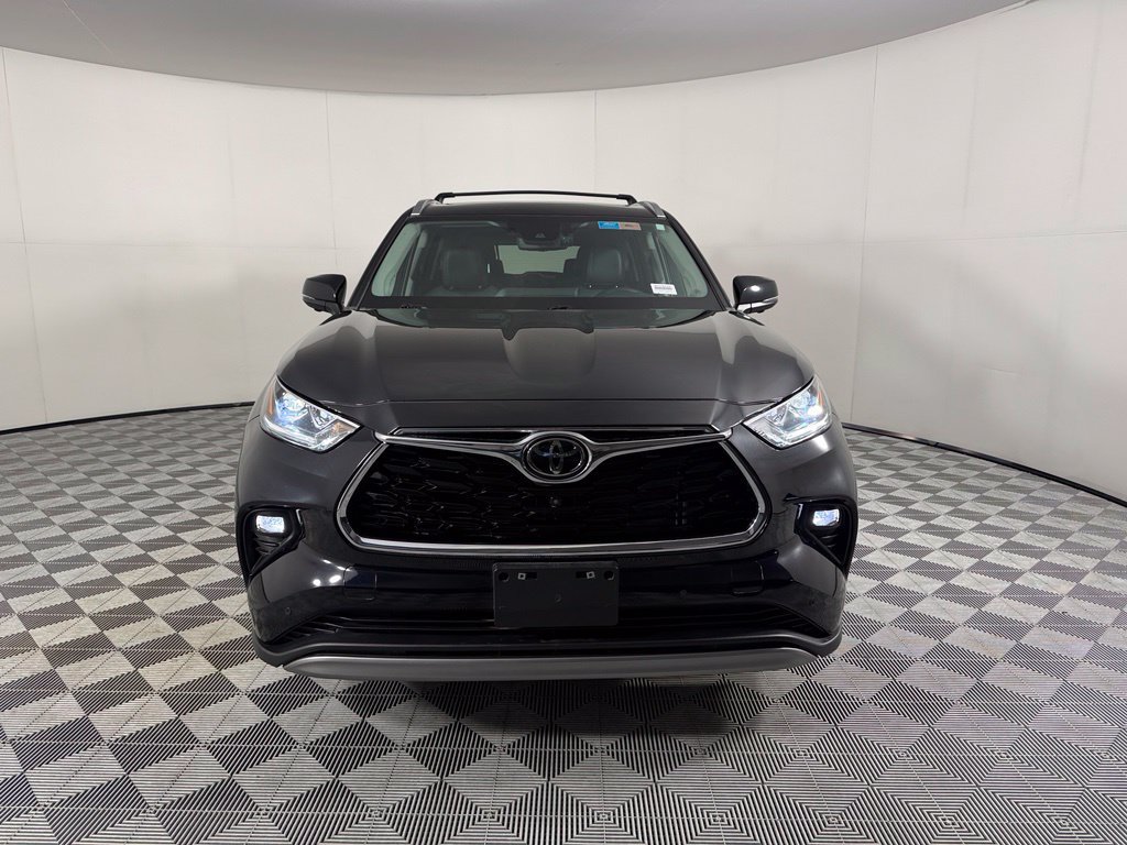 Used 2024 Toyota Highlander Platinum FWD image 3