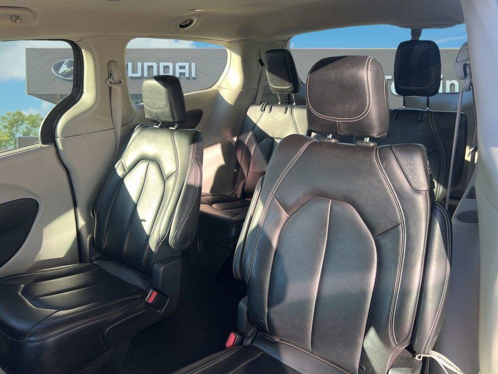 Used 2023 Chrysler Pacifica Touring-L image 12