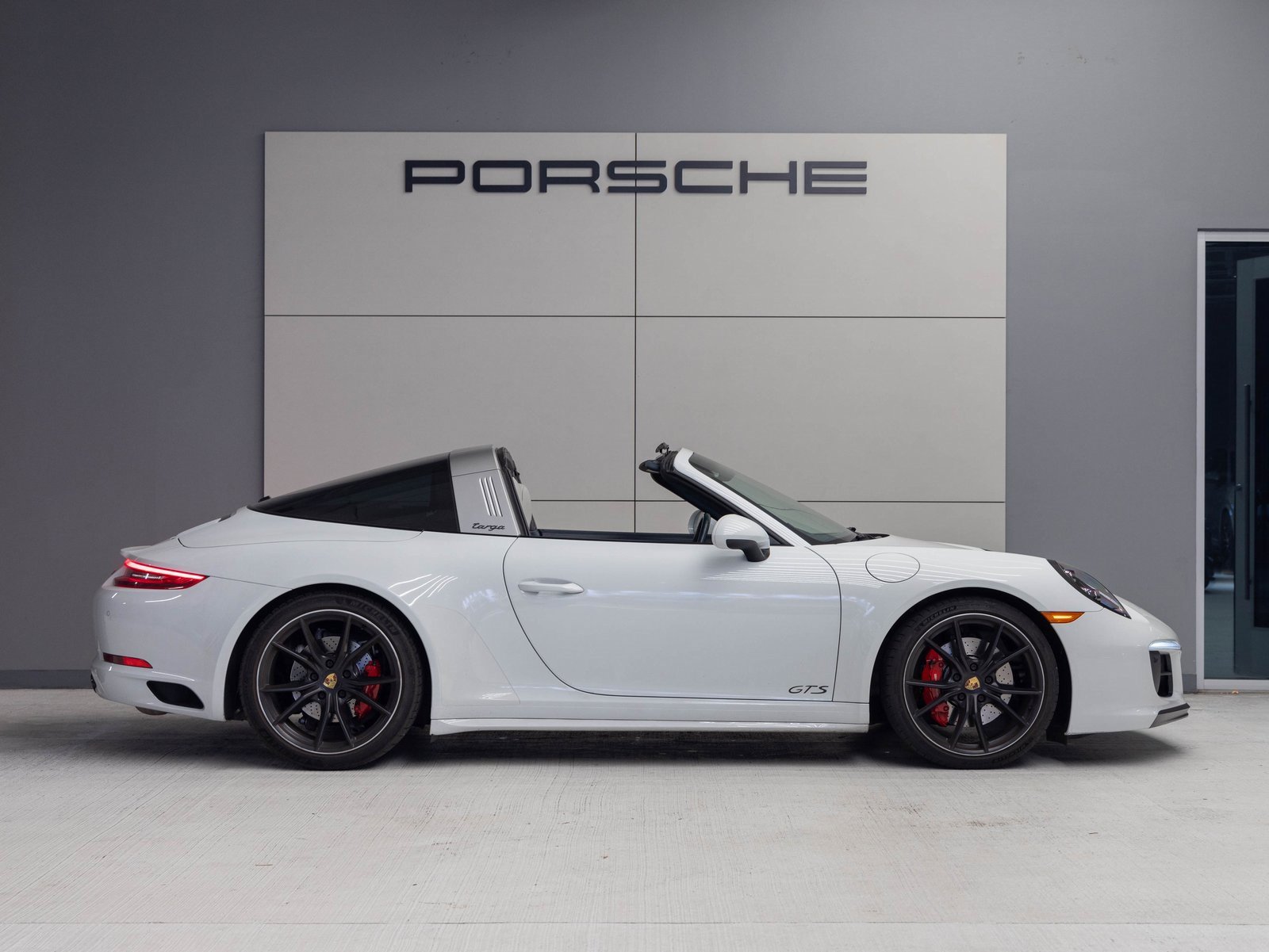 Used 2019 Porsche 911 Targa 4 GTS image 10