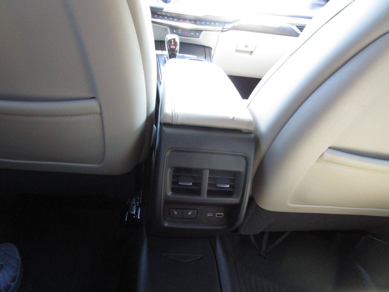 Used 2021 Cadillac XT4 Luxury w/ Cold Weather Package FWD image 10