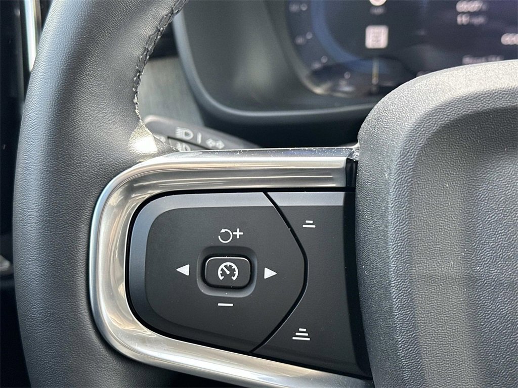 Used 2025 Volvo XC40 B5 Core image 23