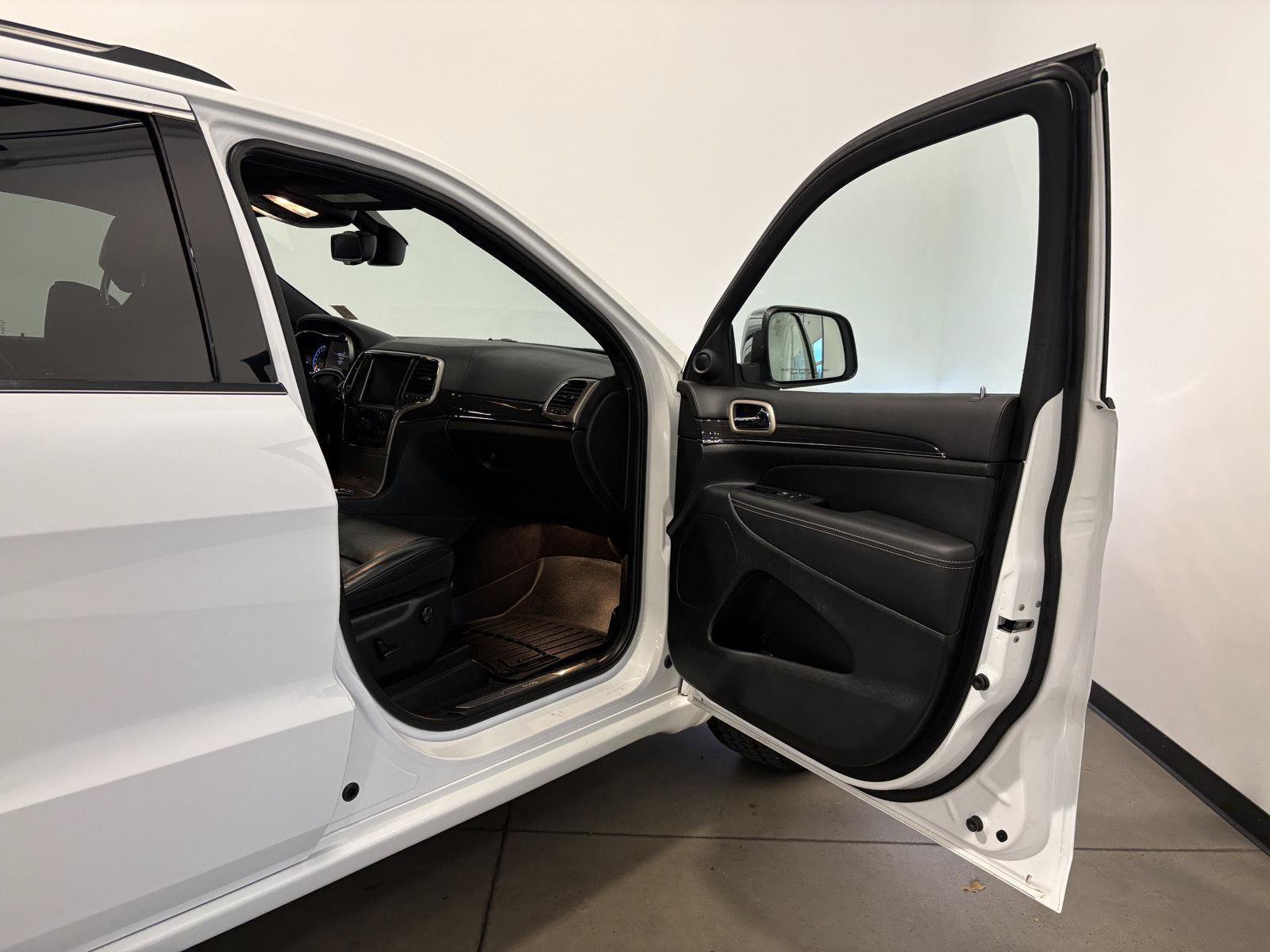 Used 2015 Jeep Grand Cherokee Overland AWD/4WD image 51