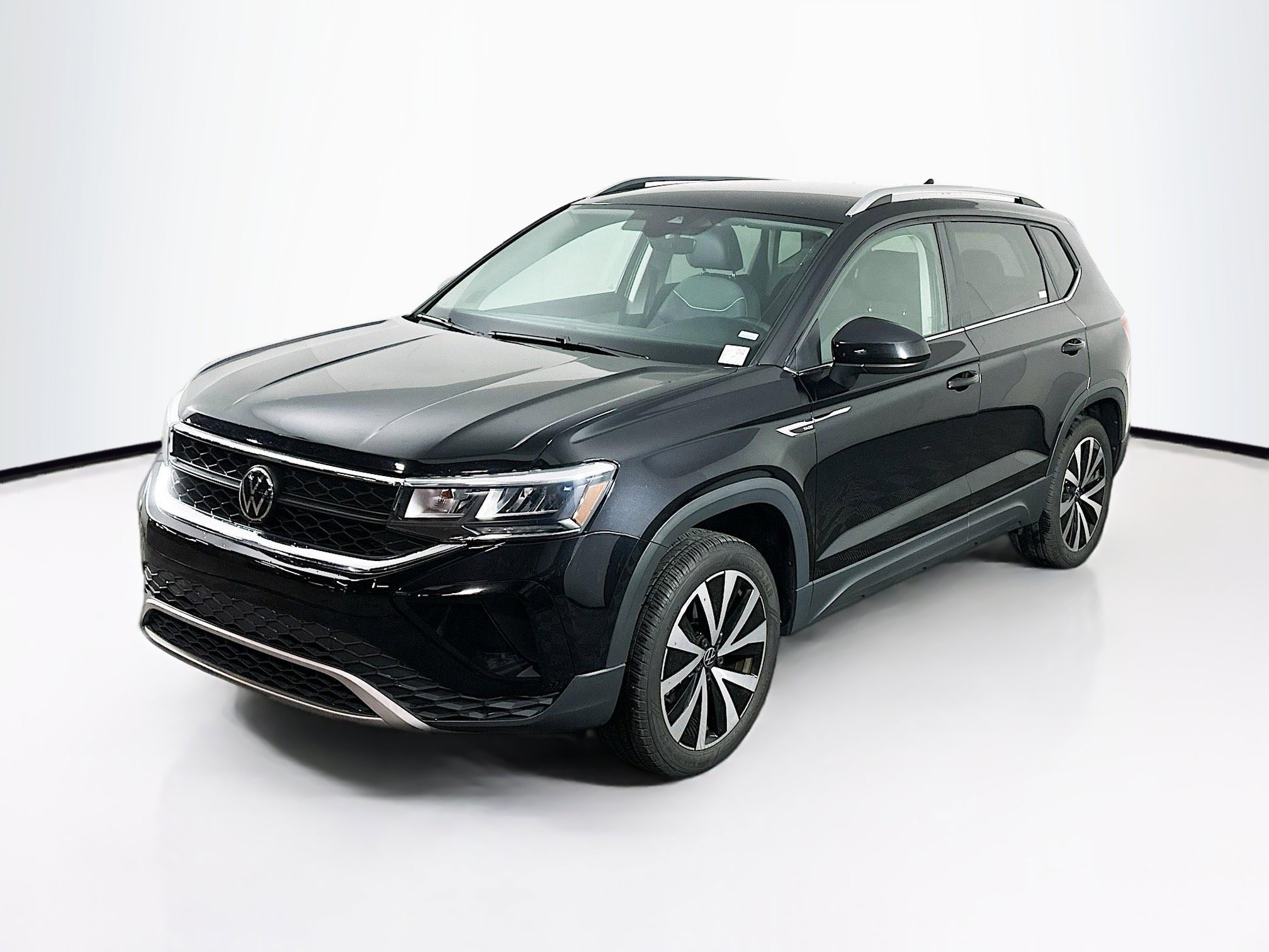 Used 2024 Volkswagen Taos SE image 3