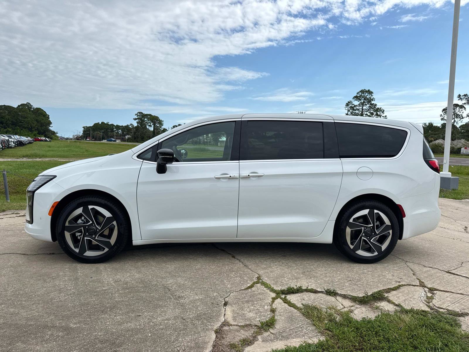 New 2027 Chrysler Pacifica Limited FWD image 6