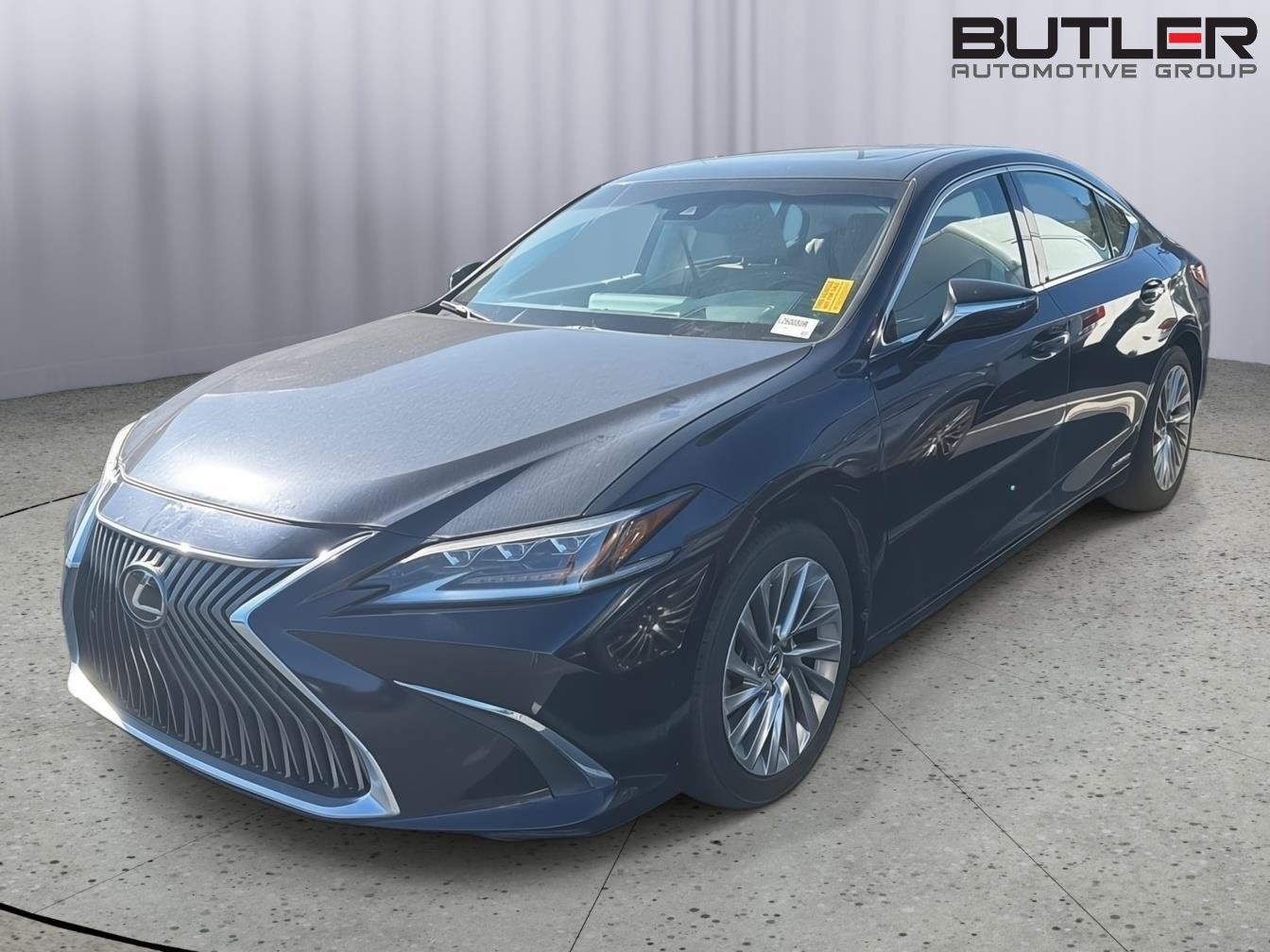 Used 2020 Lexus ES 300h Ultra Luxury w/ Accessory Package 2 FWD image 2