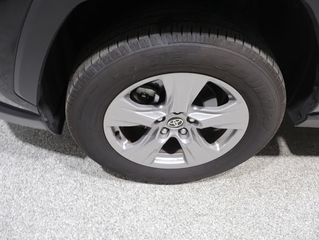Used 2025 Toyota RAV4 XLE FWD image 9