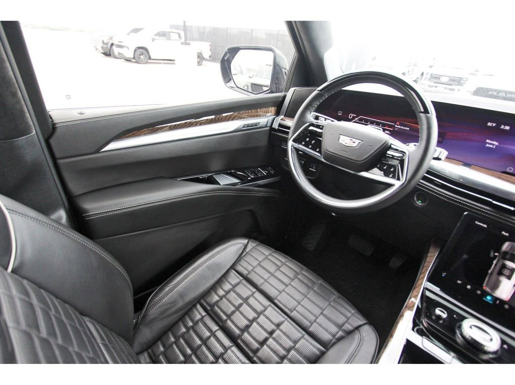 Certified 2025 Cadillac Escalade Sport Platinum w/ LPO, ONYX Package AWD/4WD image 8