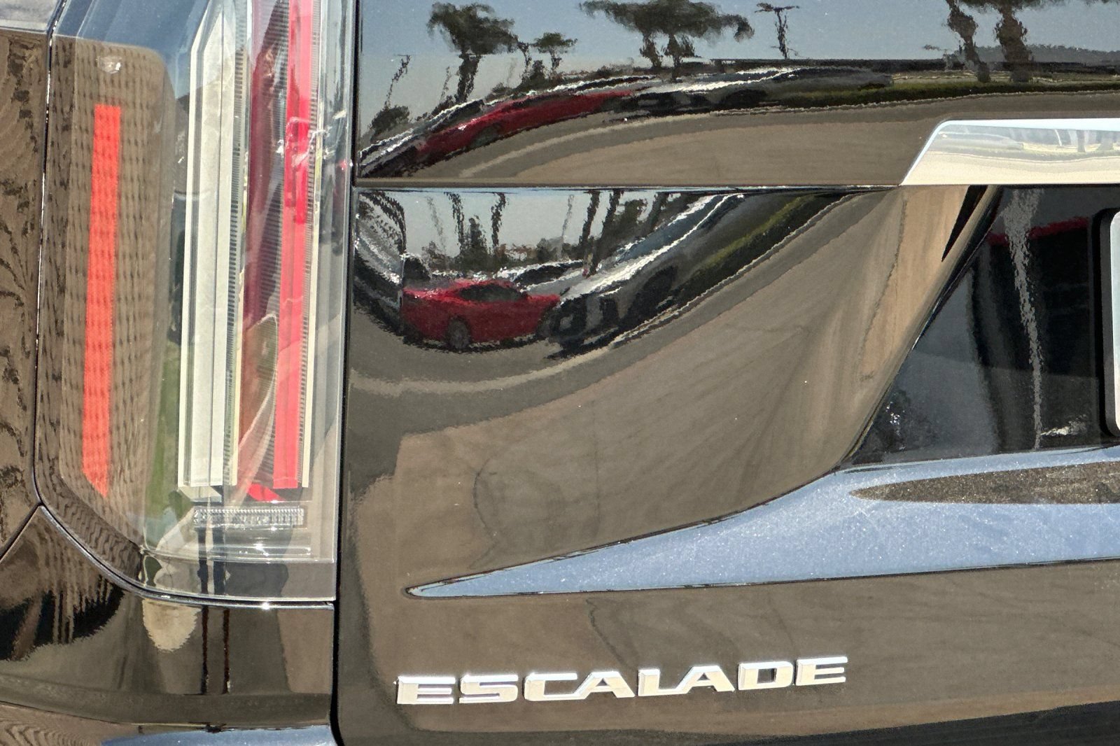 Used 2025 Cadillac Escalade Luxury w/ LPO, Floor Liner Package RWD image 32
