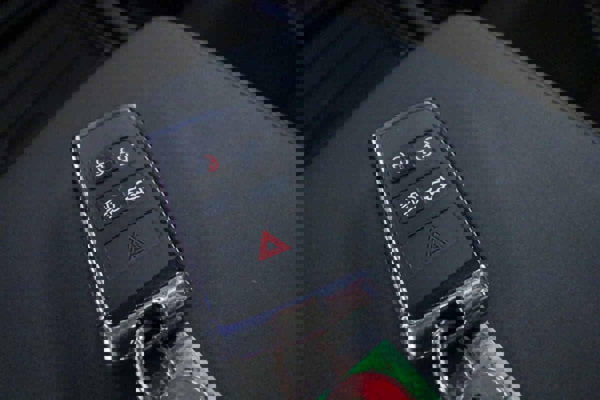 Used 2020 Land Rover Defender 110 SE image 25