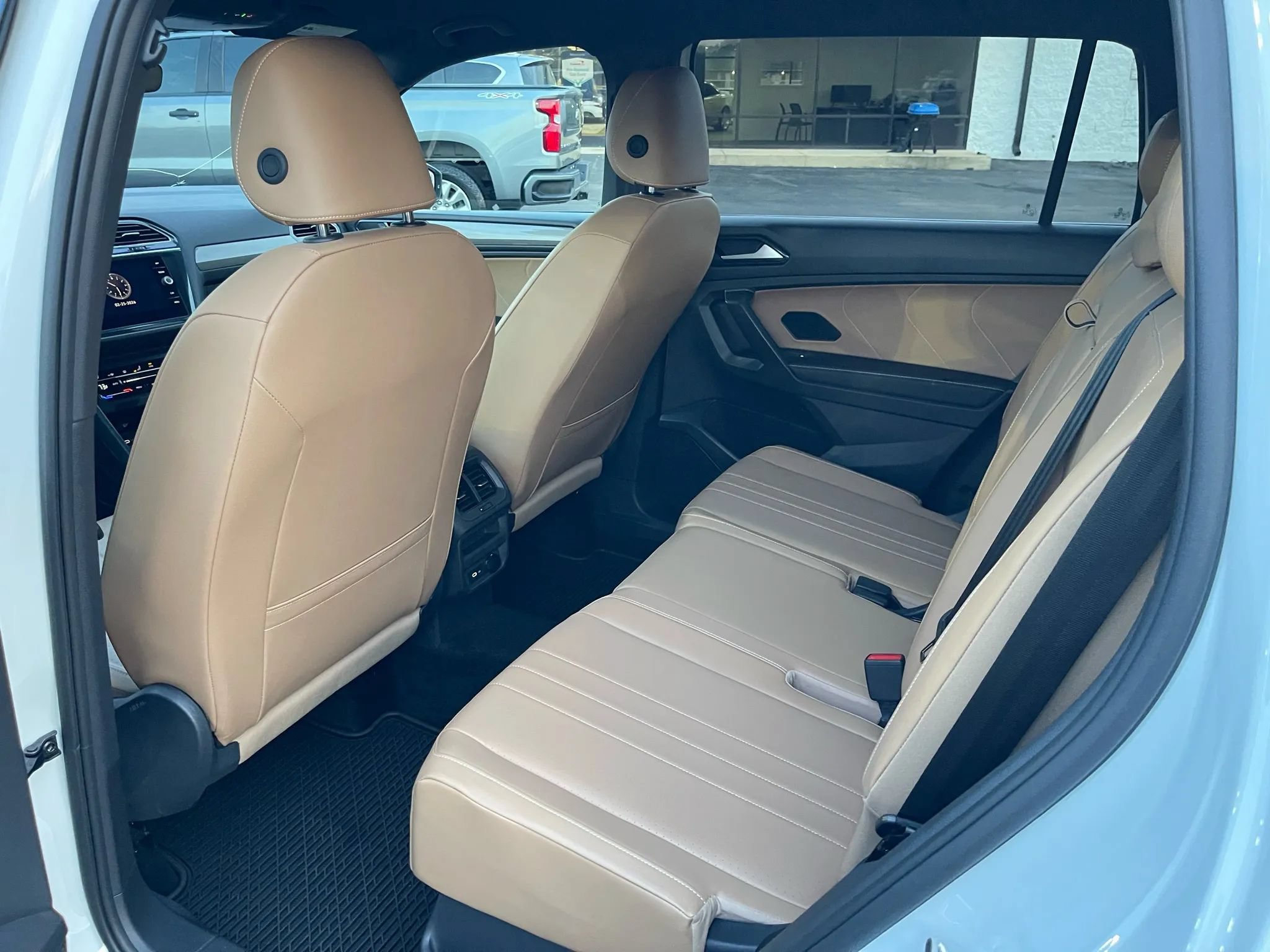 Used 2024 Volkswagen Tiguan SE AWD/4WD image 14
