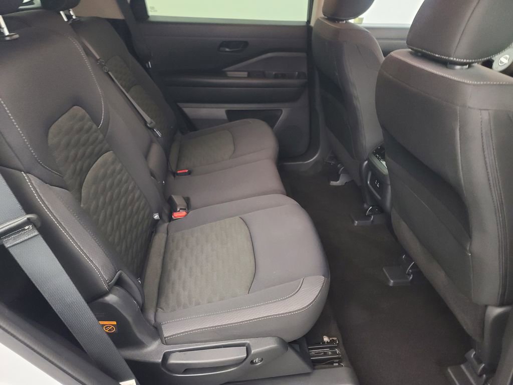 Used 2025 Nissan Pathfinder SV image 15