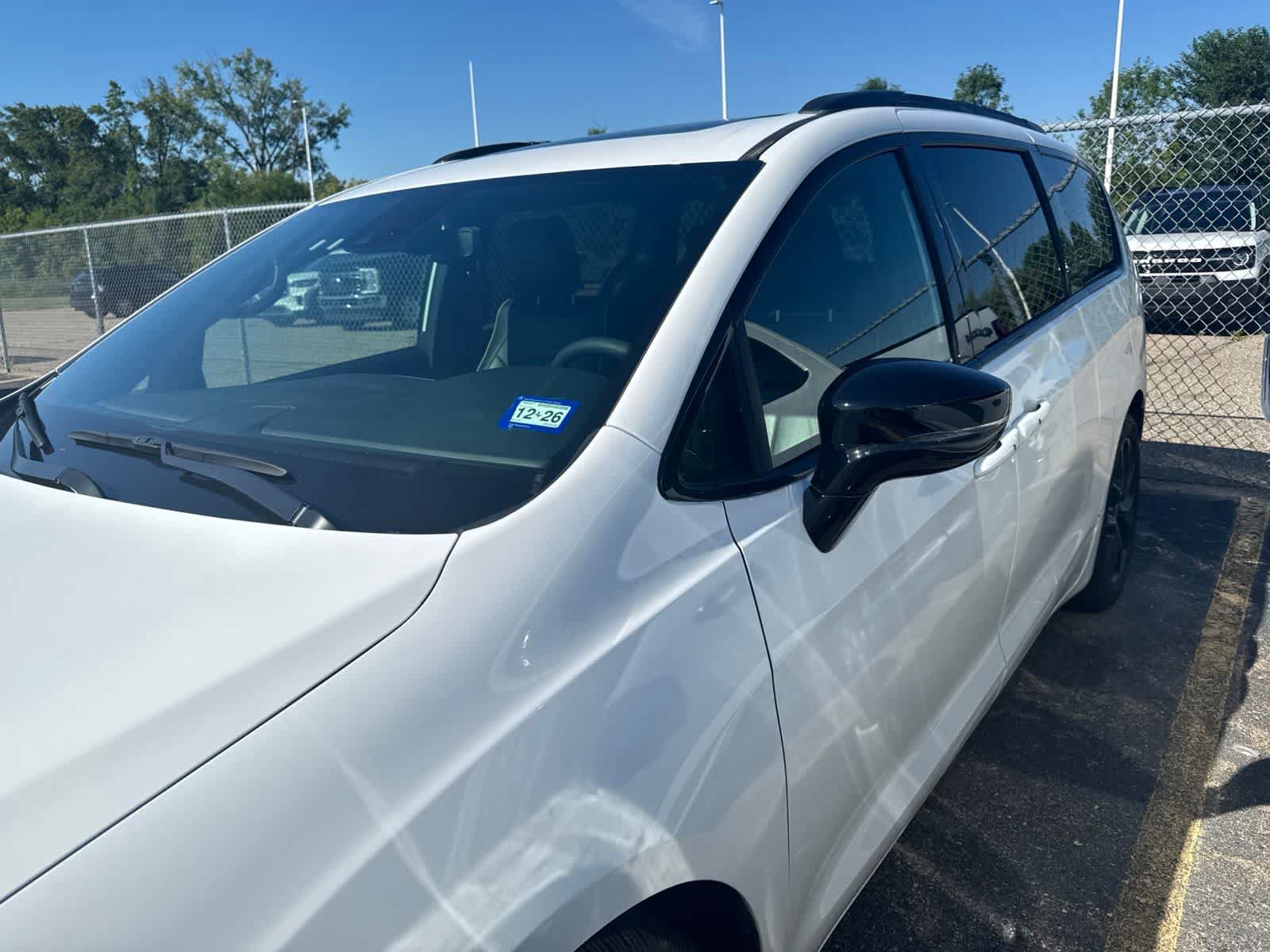 Used 2025 Chrysler Pacifica Limited FWD image 15