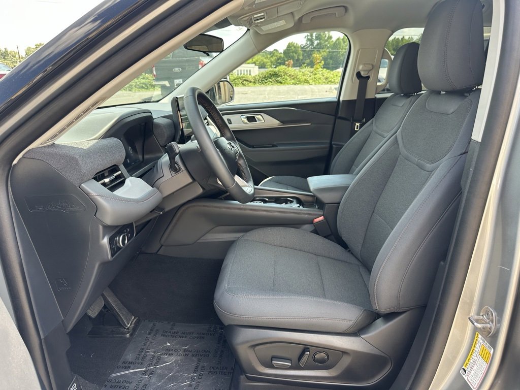 Used 2025 Ford Explorer Active image 12