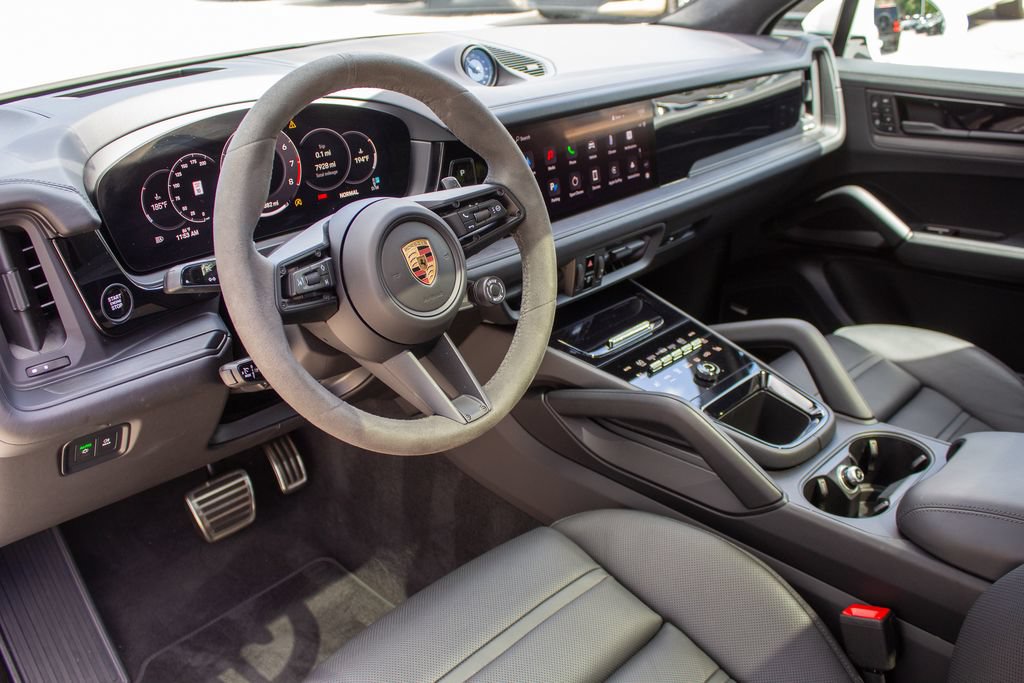 Used 2025 Porsche Cayenne GTS AWD/4WD image 11