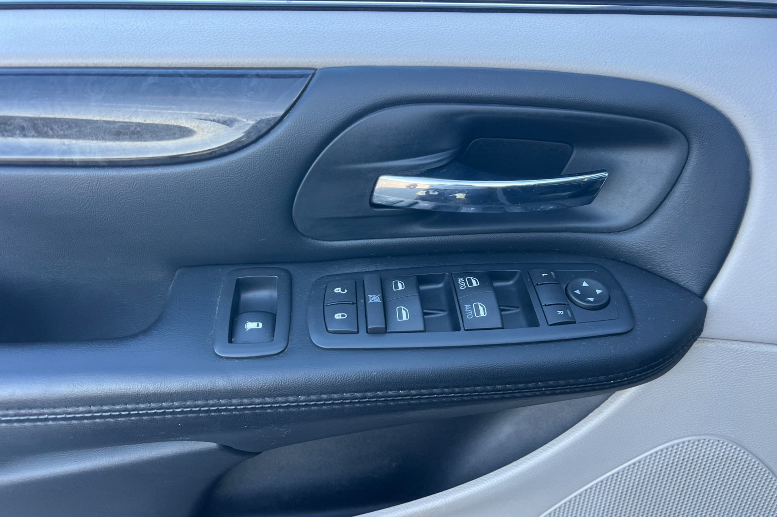 Used 2016 Dodge Grand Caravan SXT w/ UConnect Hands-Free Group FWD image 16