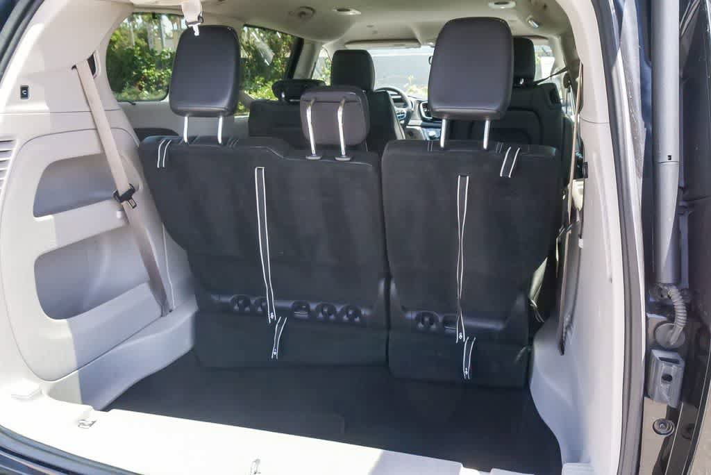 Used 2022 Chrysler Pacifica Touring-L FWD image 25