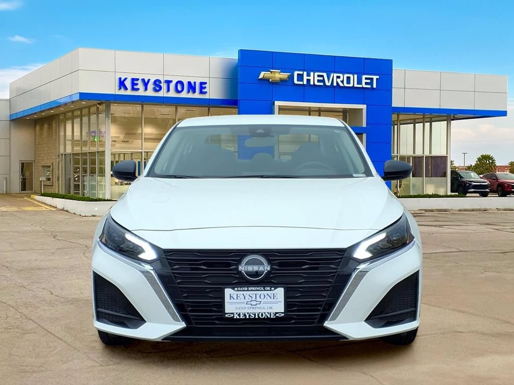 Used 2025 Nissan Altima 2.5 SV FWD image 2