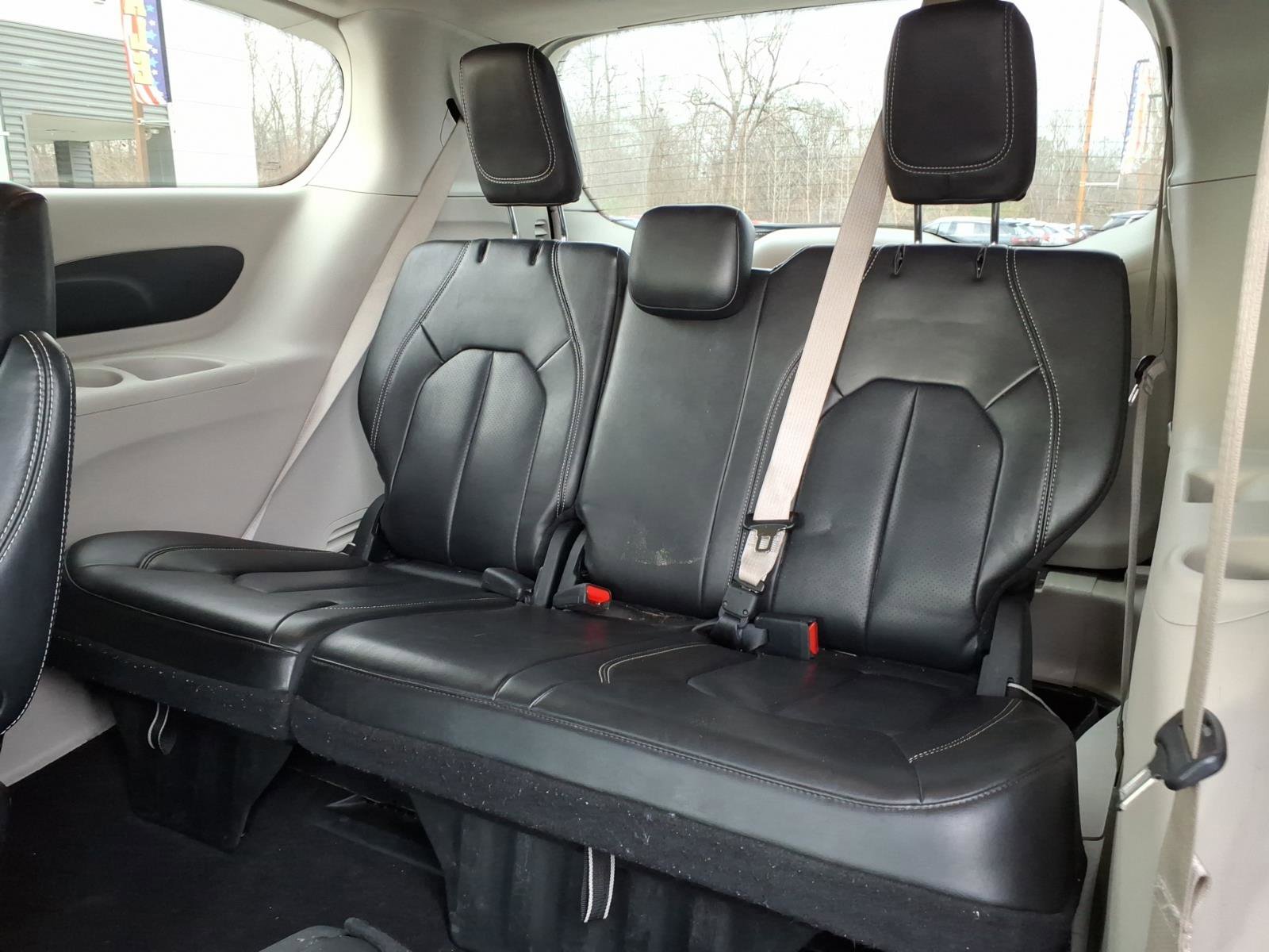 Used 2023 Chrysler Pacifica Touring-L image 13