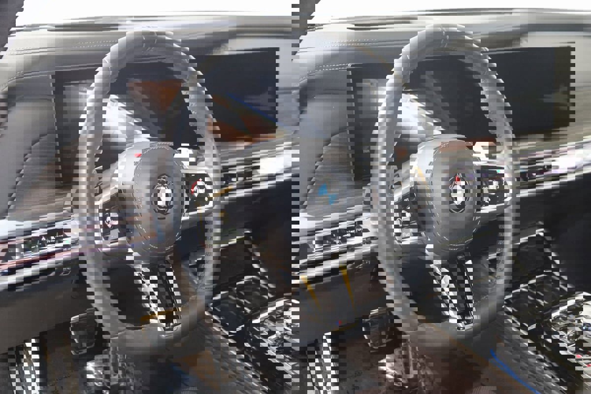 Used 2023 BMW 740i w/ Parking Assistance Package image 6