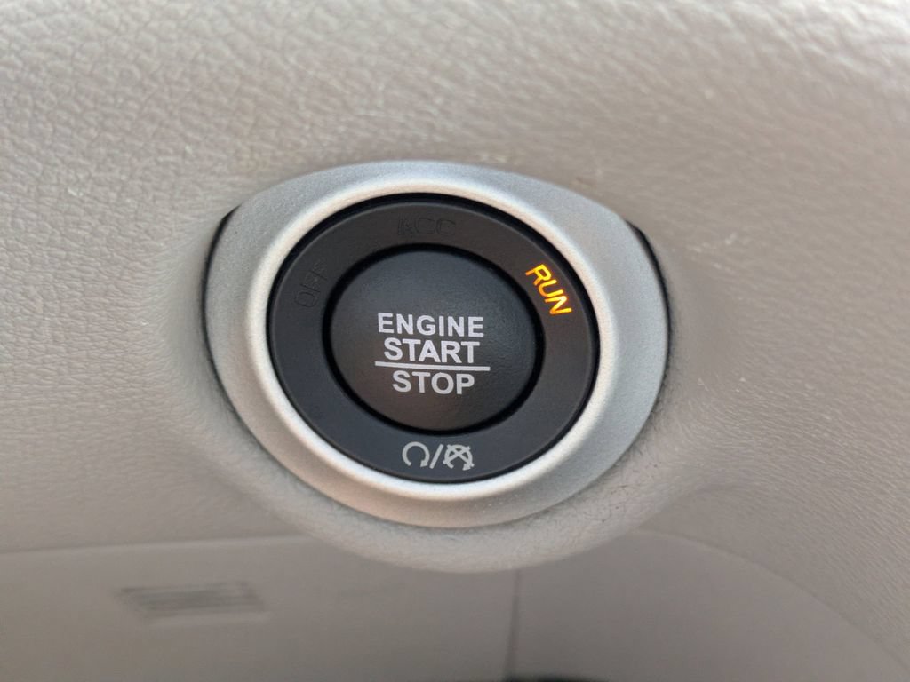 Used 2023 Chrysler Pacifica Touring-L FWD image 28