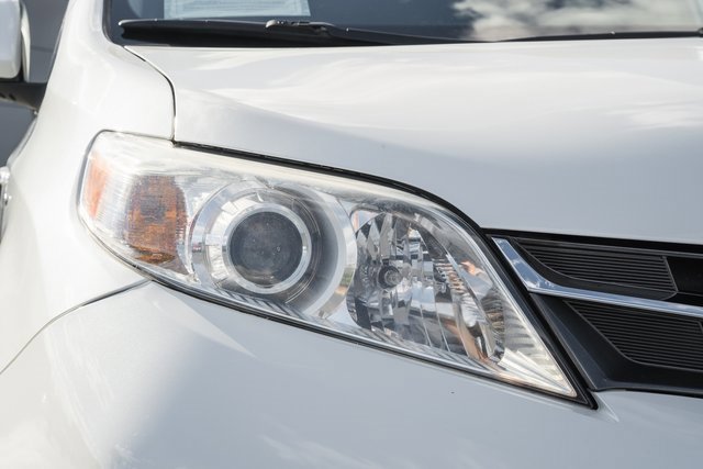 Used 2020 Toyota Sienna XLE image 12