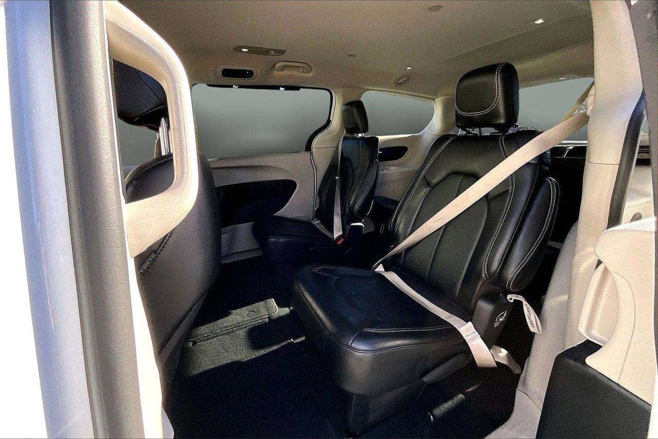 Certified 2024 Chrysler Pacifica Touring-L image 21