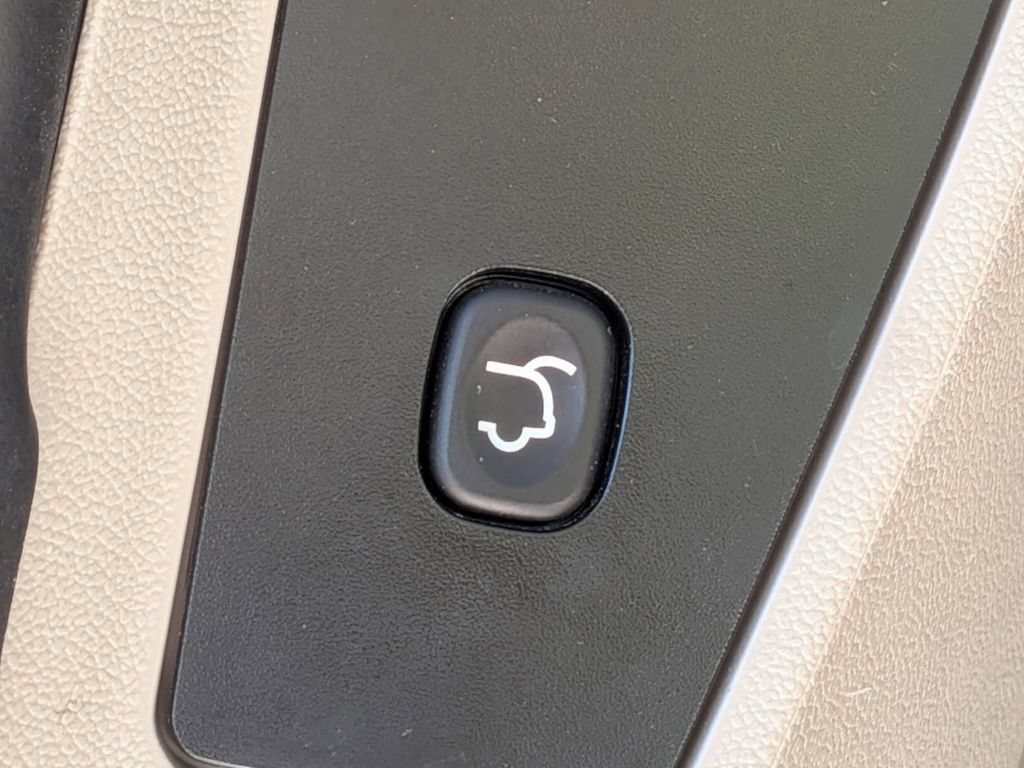Used 2015 Chrysler Town & Country LX FWD image 29